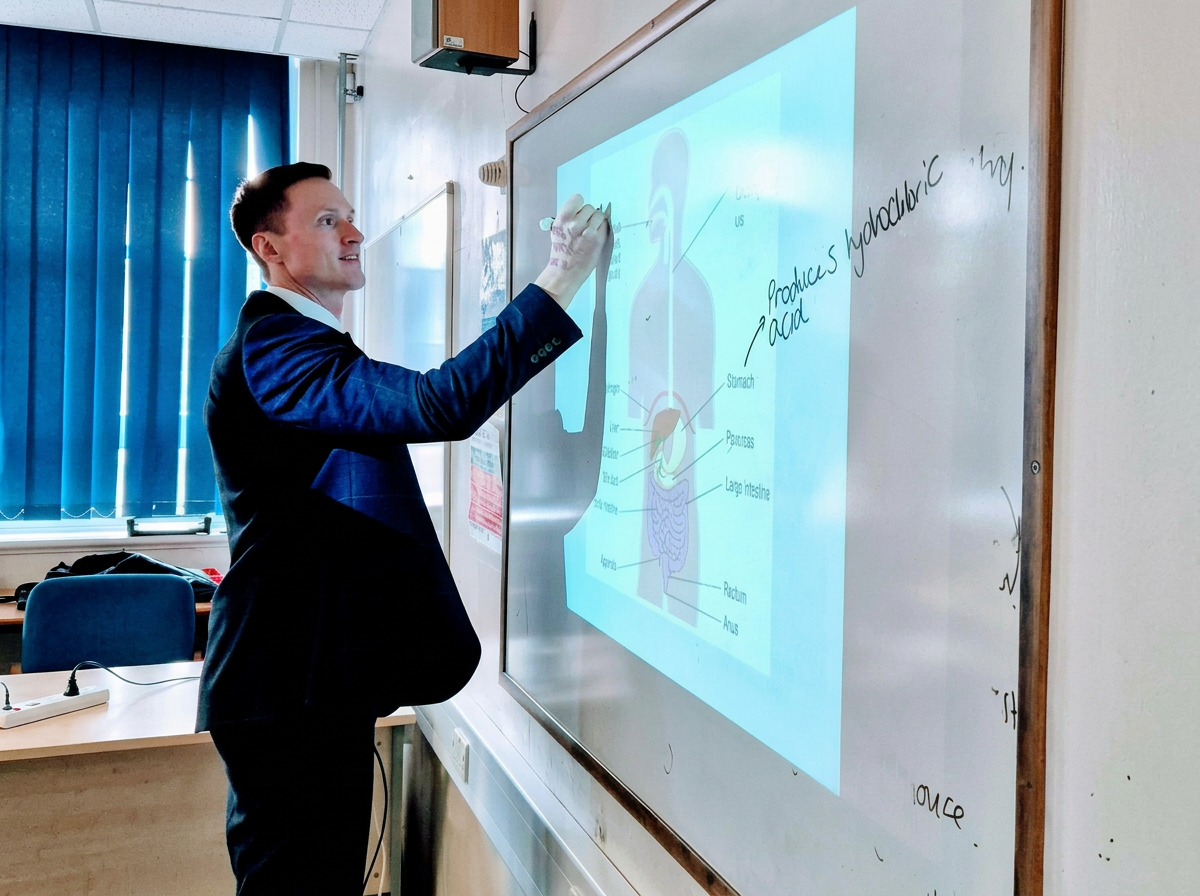 Danny teaching a GCSE Science group at the Rose Tuition Kimberley centre